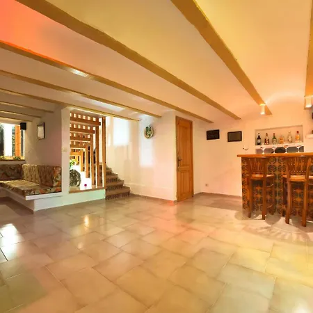 Villa White Rock With Breathtaking Views And Pool