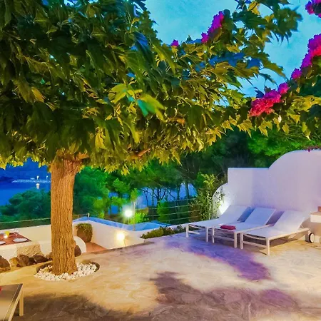 White Rock With Breathtaking Views And Pool